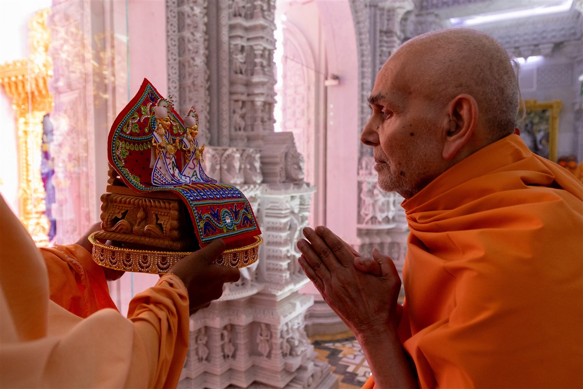 Swamishri engrossed in the darshan of Shri Akshar Purushottam Maharaj