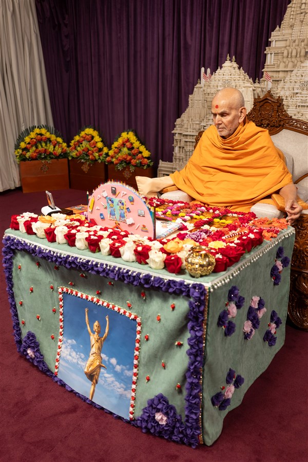 Swamishri chants the Swaminarayan mantra