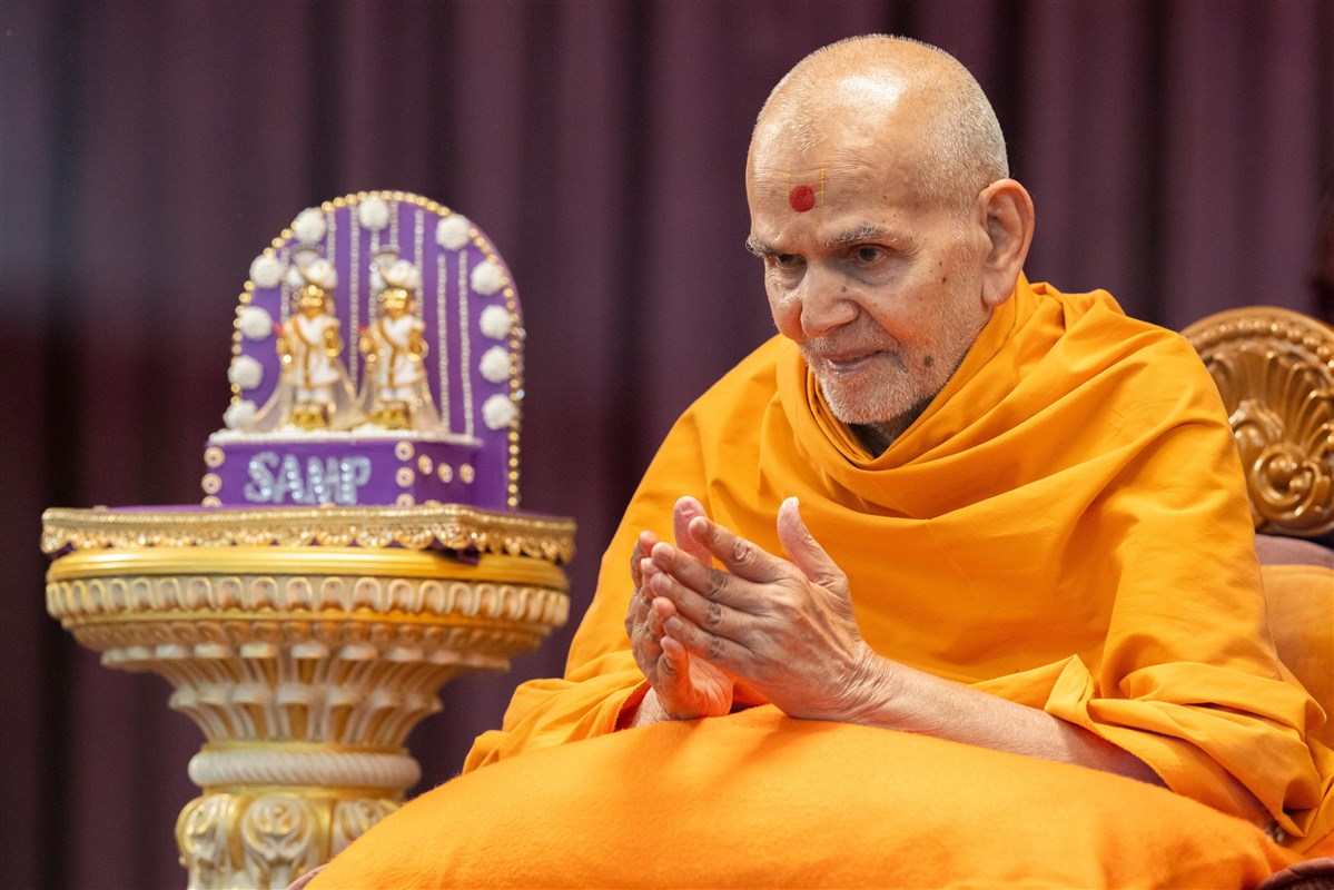 Swamishri lovingly greets devotees with folded hands