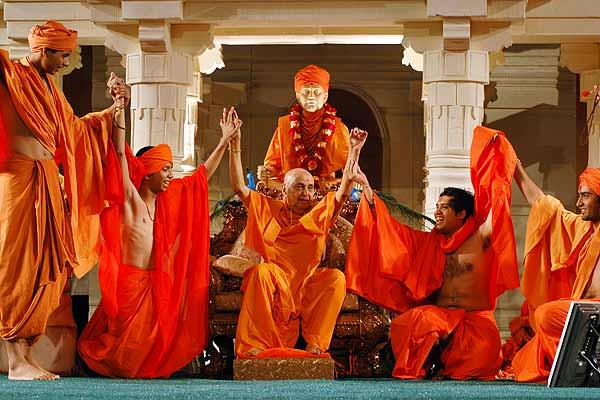 Evening ,Swamishri triumphantly raises his hands in reminiscence of Shastriji Maharaj 