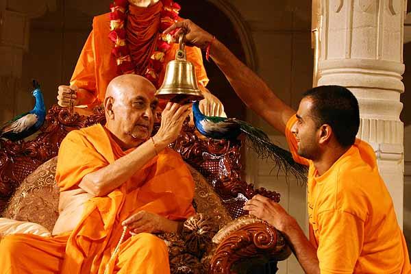 Evening ,Swamishri rings a bell symbolizing the growth of BAPS 