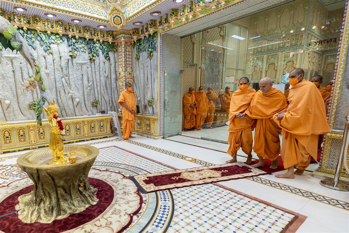 Swamishri enters the Shri Ghanshyam Maharaj Abhishek Mandap
