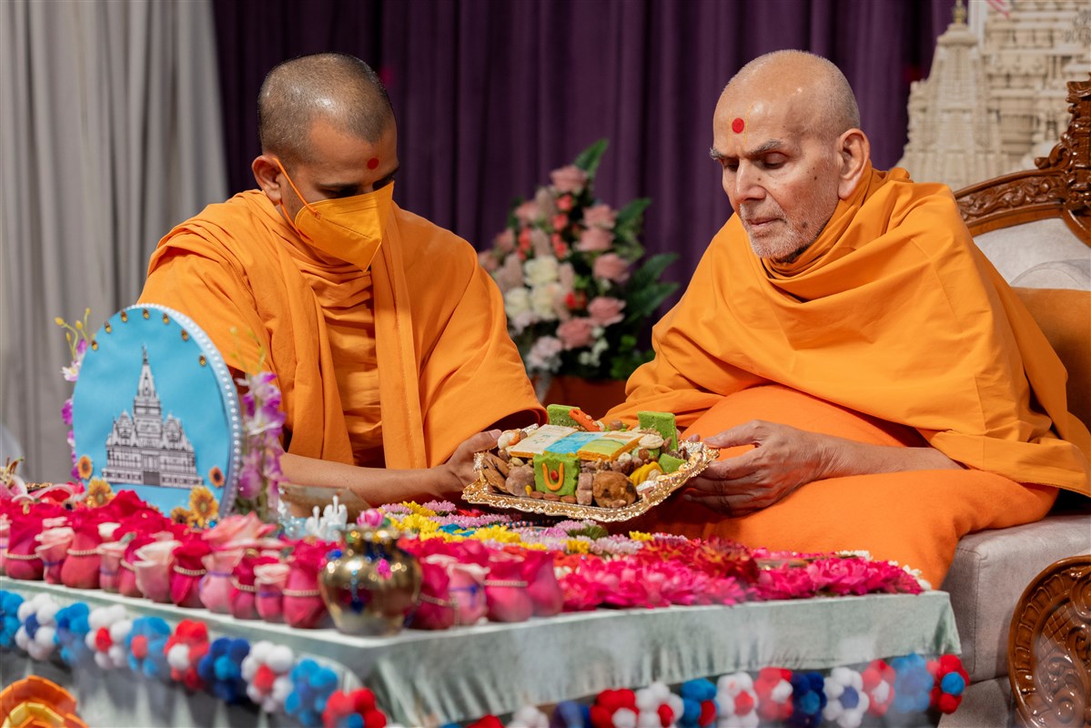 Swamishri offers thal to the murtis in his puja