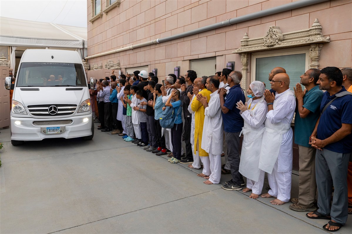 Devotees line up to have Swamishri's darshan