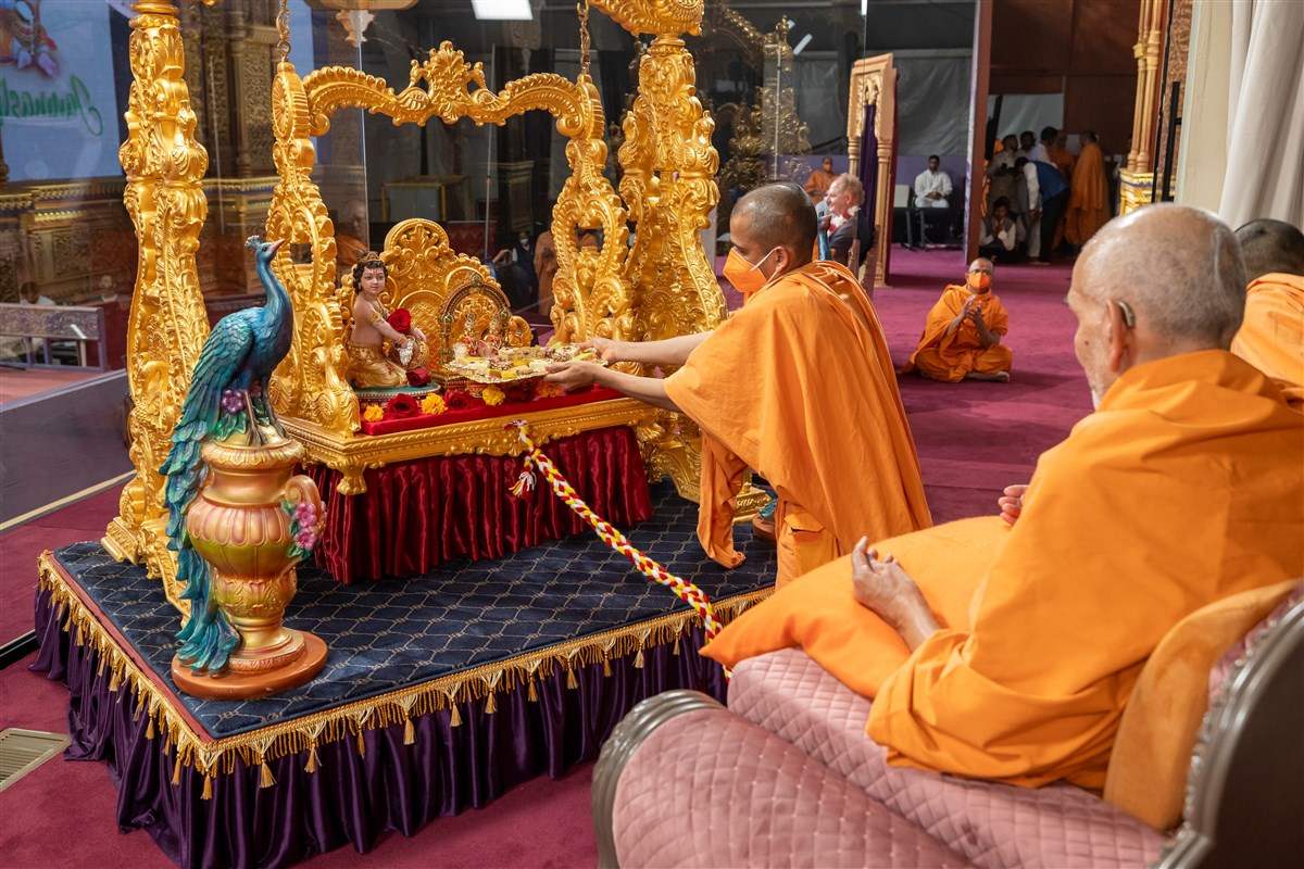 Thal offered to Shri Harikrishna Maharaj and Shri Gunatitanand Swami Maharaj