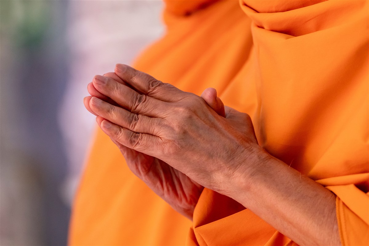 Swamishri with folded hands during darshan