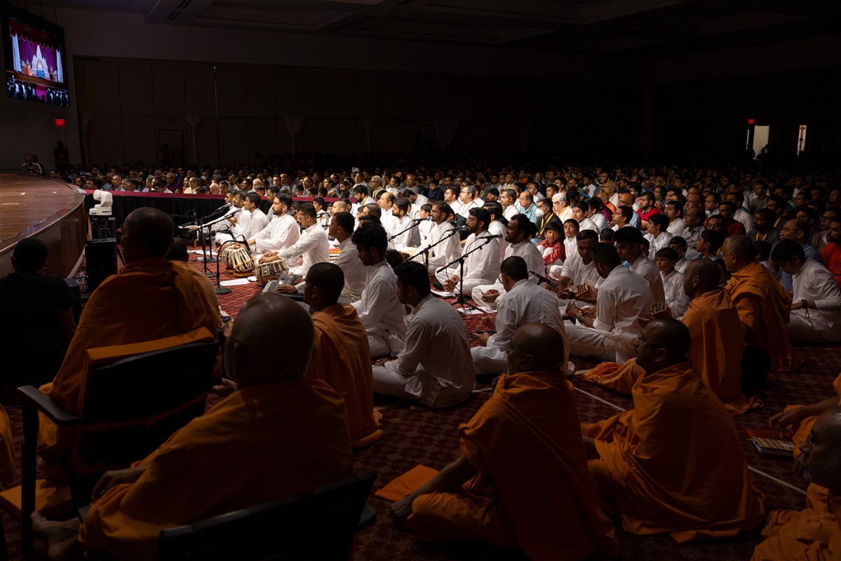 Swamis and devotees engage in Swamishri's puja