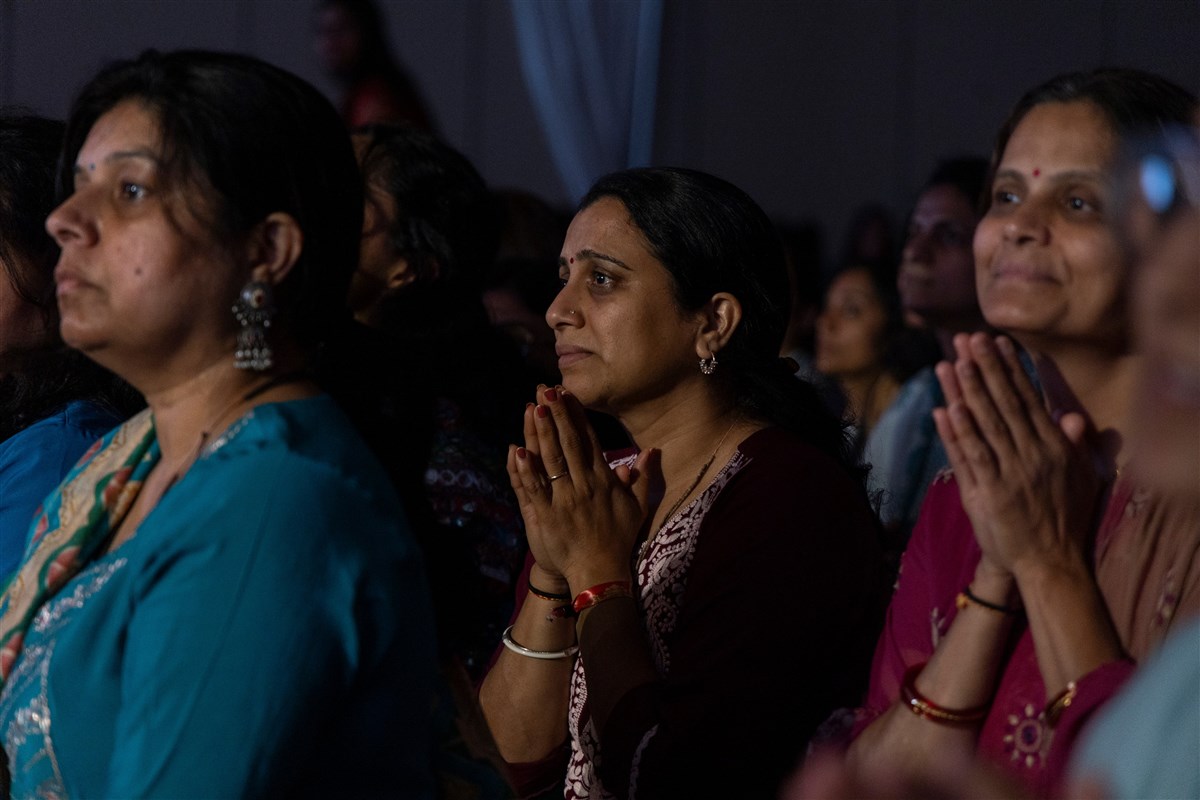 A range of emotional responses during Swamishri's heartfelt darshan