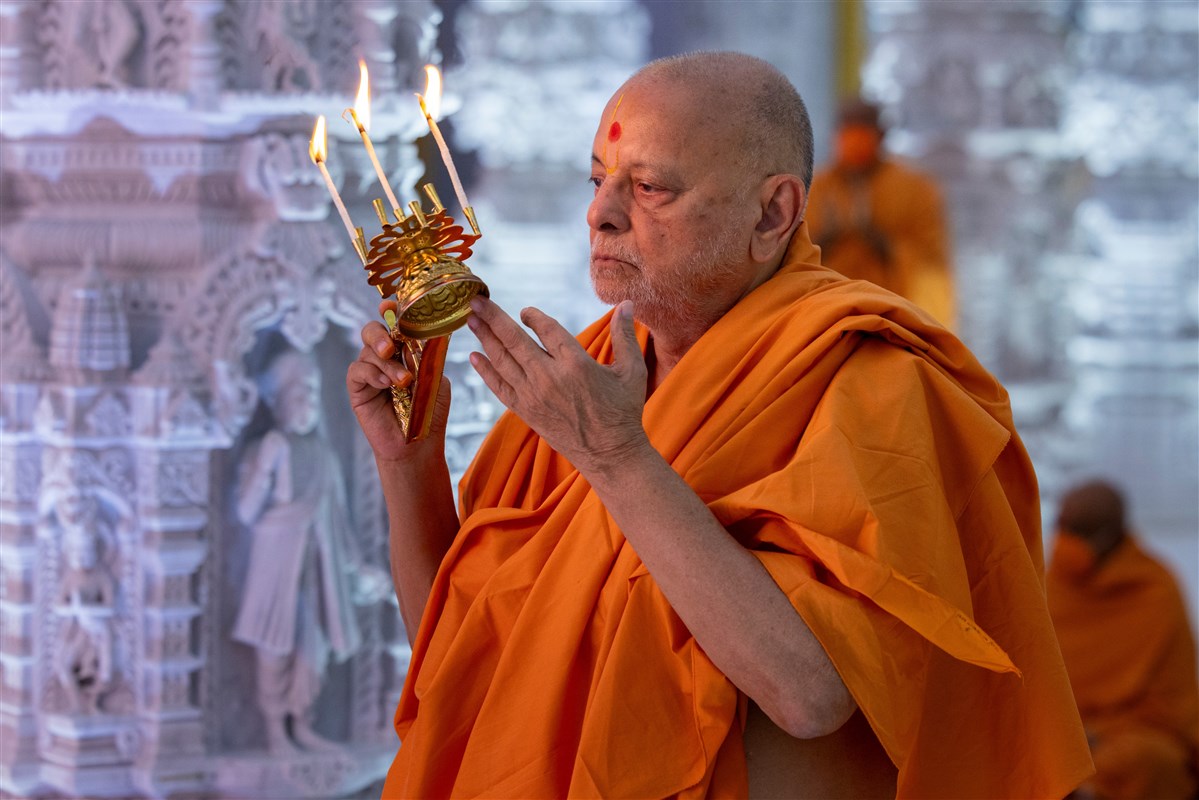 Sadguru Pujya Ishwarcharandas Swami performs the arti