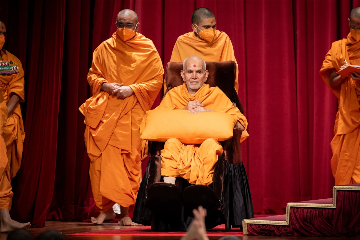 Swamishri blesses devotees seated in the assembly hall