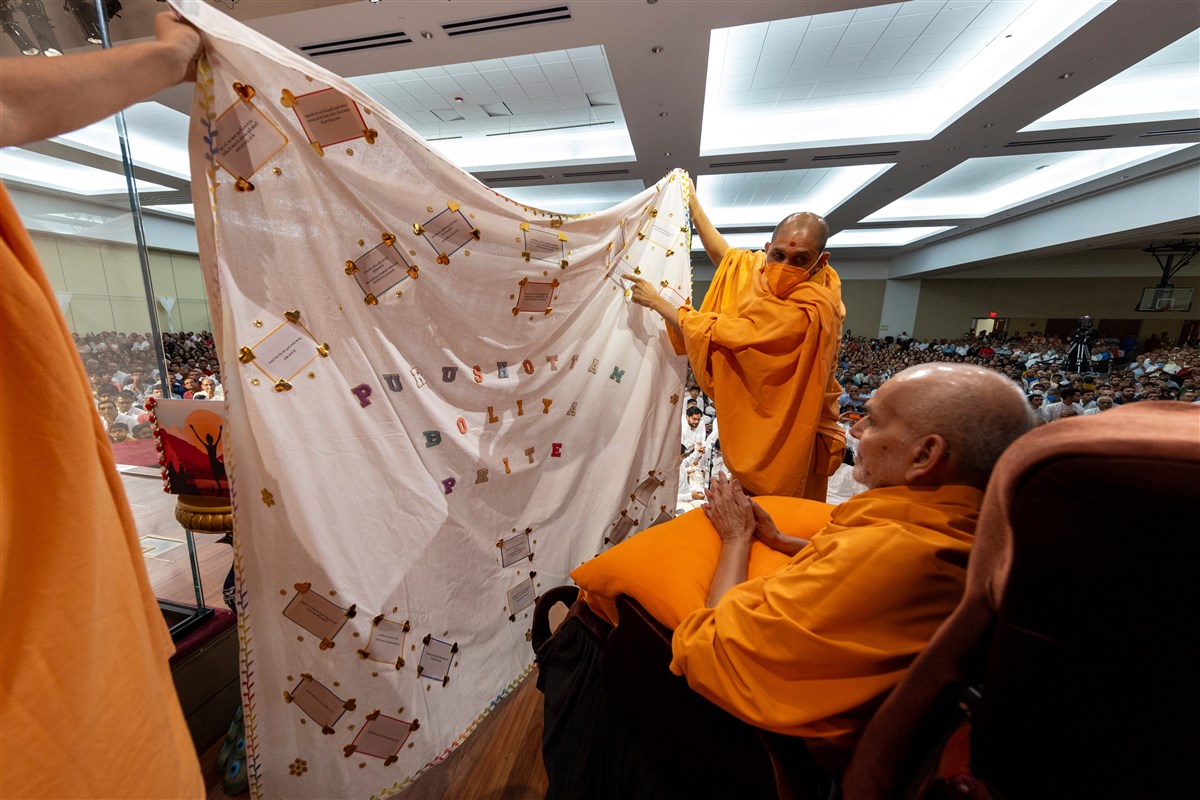 Swamishri observes a decorative shawl