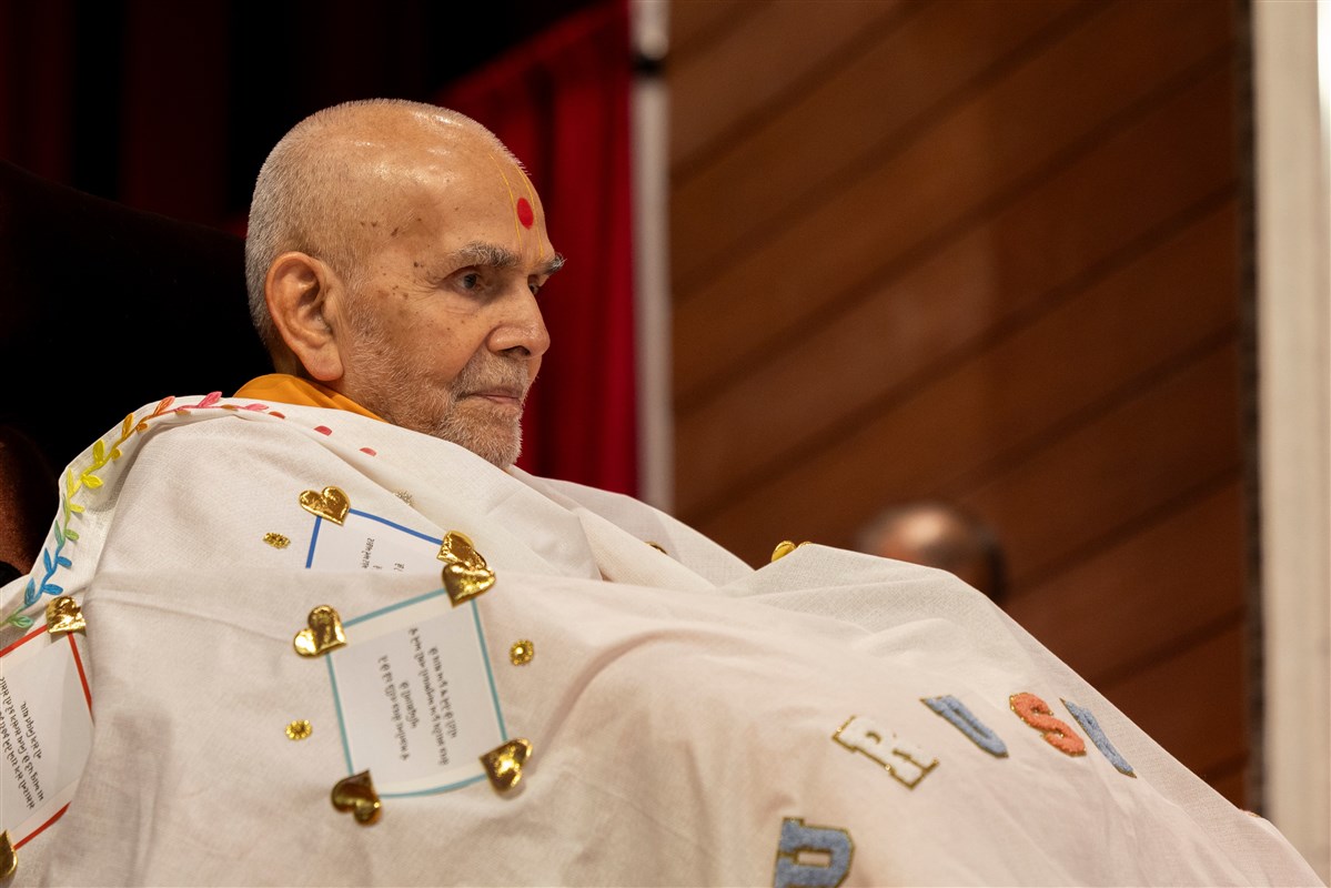 Swamishri honored with a shawl