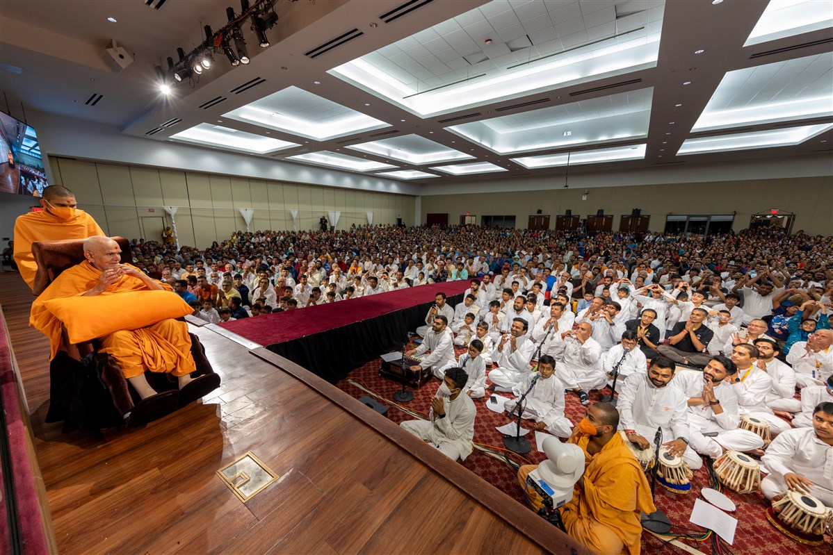 Swamishri greets devotees with folded hands