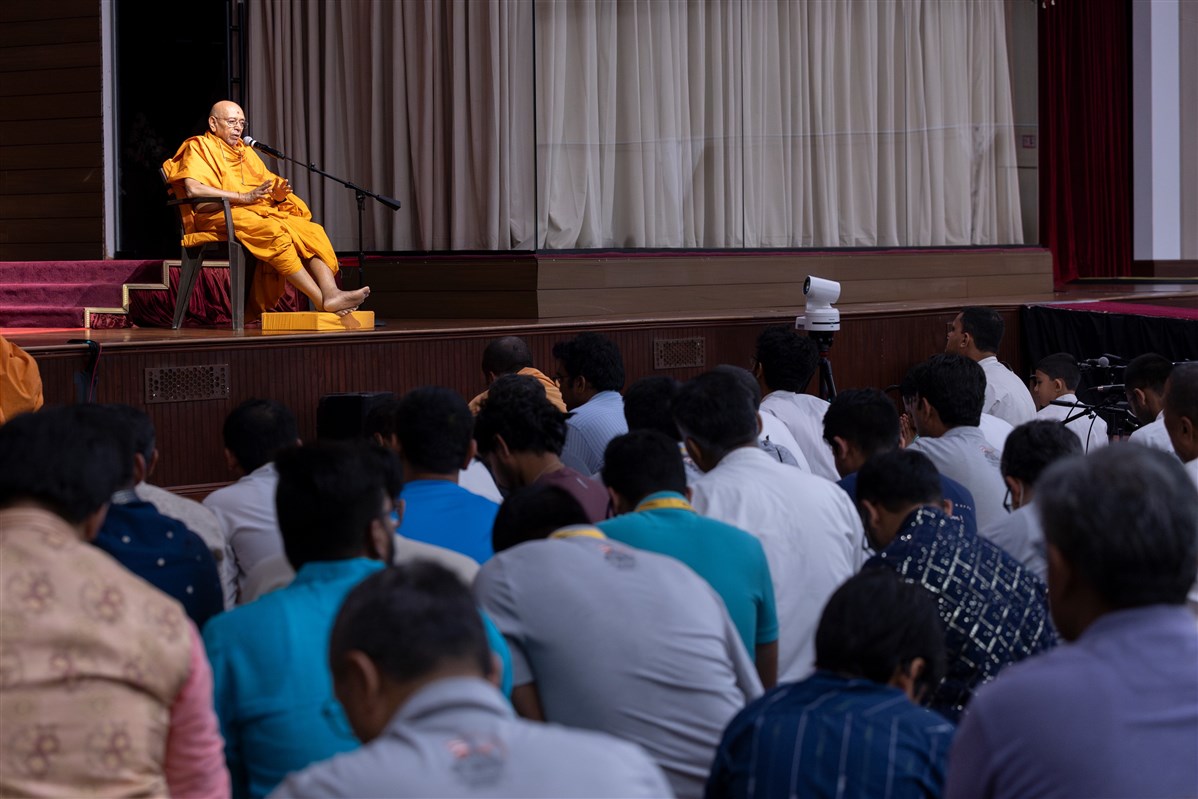 Sadguru Pujya Tyagvallabhdas Swami addresses the morning assembly