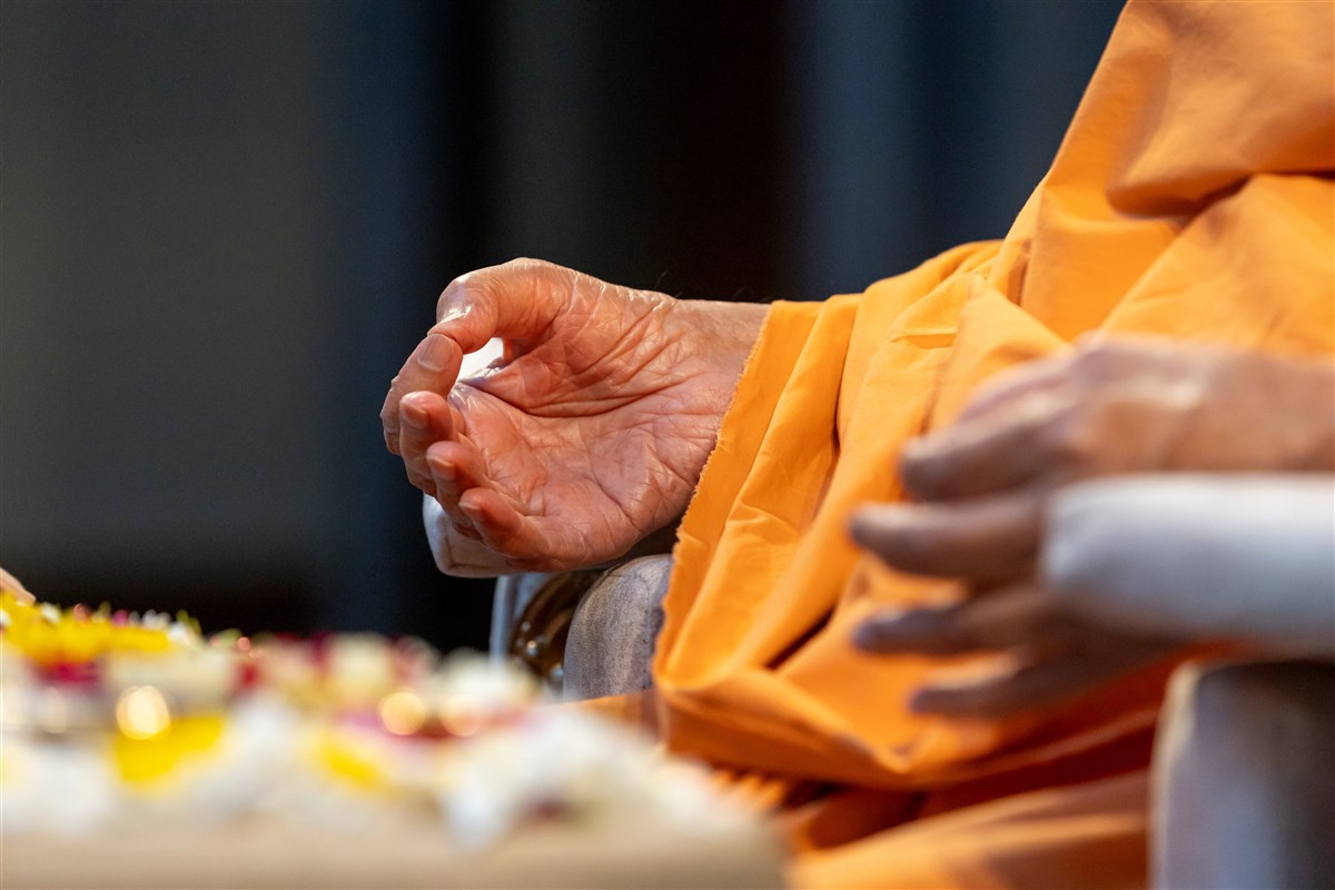Swamishri engages in Gyan Mudra during meditation