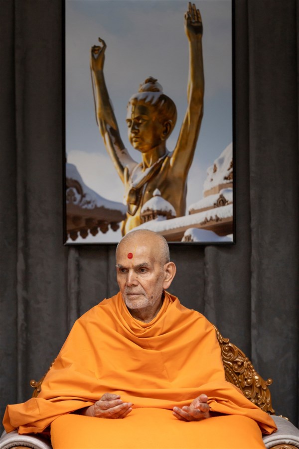 Swamishri glances at swamis