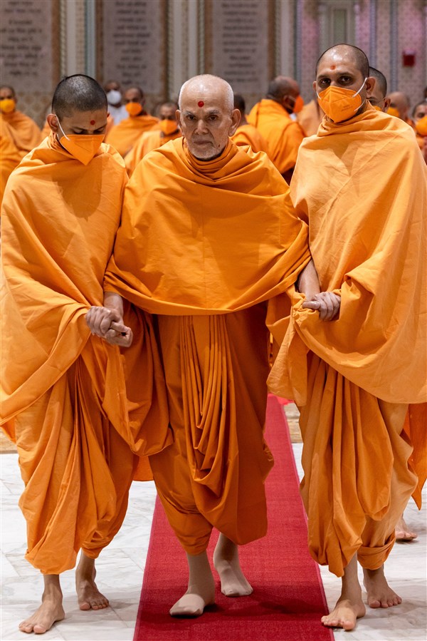 Swamishri on his way to the Shri Ghanshyam Maharaj Abhishek Mandap