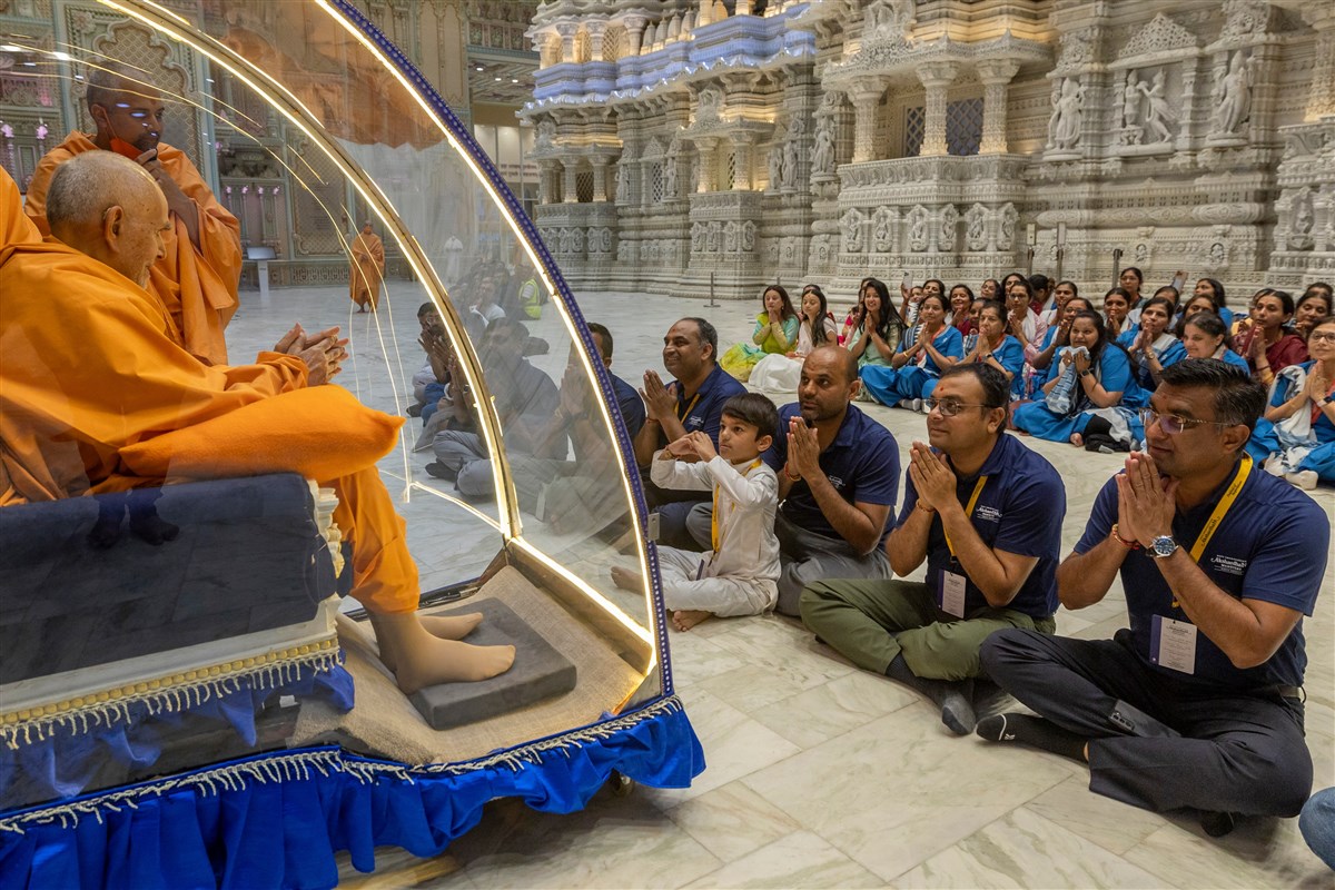 Volunteers engrossed in the darshan of Swamishri