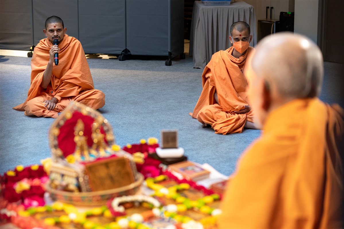 Pujya Uttamyogidas Swami sings kirtan in Swamishri's puja