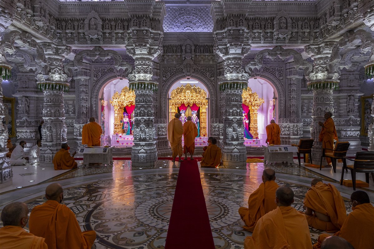 Swamis join Swamishri in the morning arti