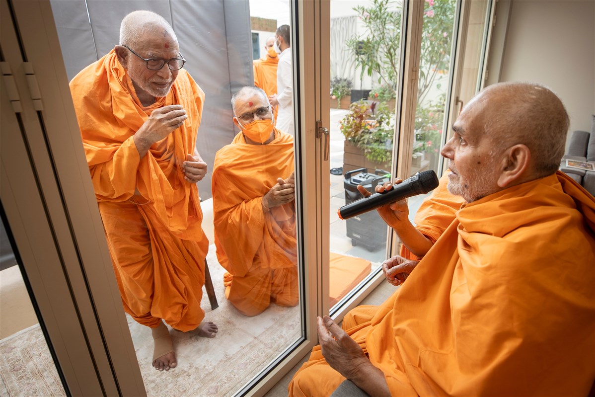 Swamishri converses with Sadguru Pujya Bhaktipriyadas Swami
