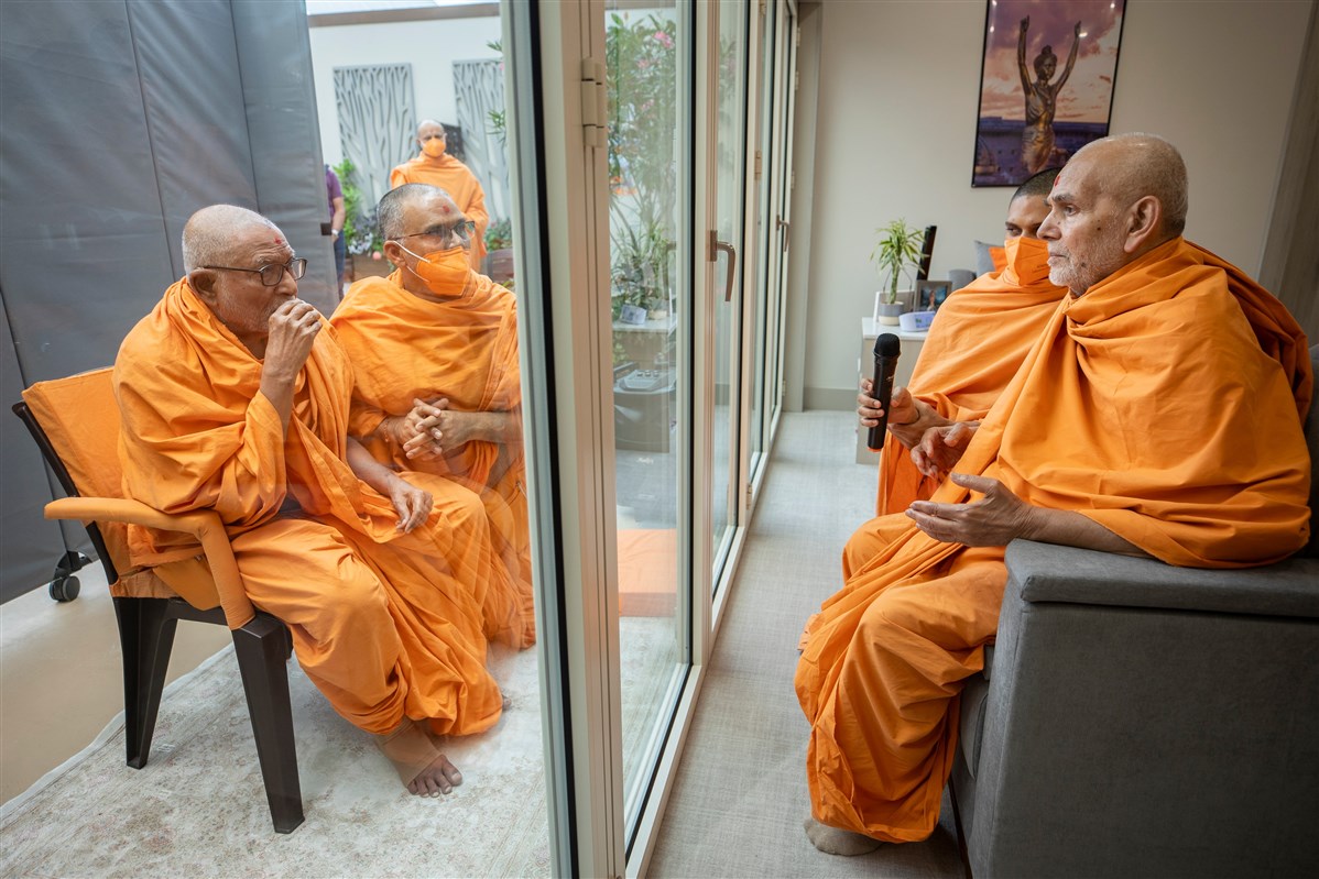 Sadguru Pujya Bhaktipriyadas Swami converses with Swamishri
