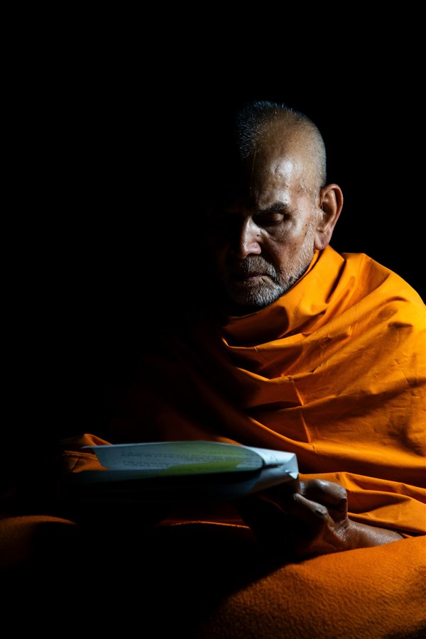Swamishri reads a letter