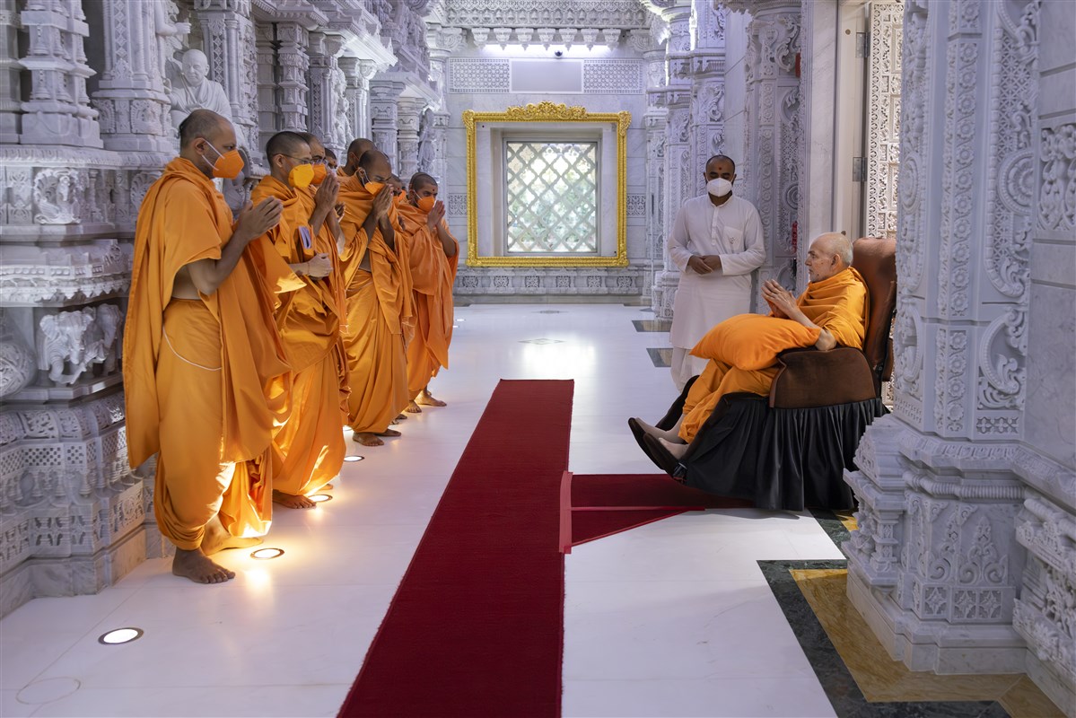 Param Pujya Mahant Swami Maharaj greets swamis on his way to Thakorji's darshan