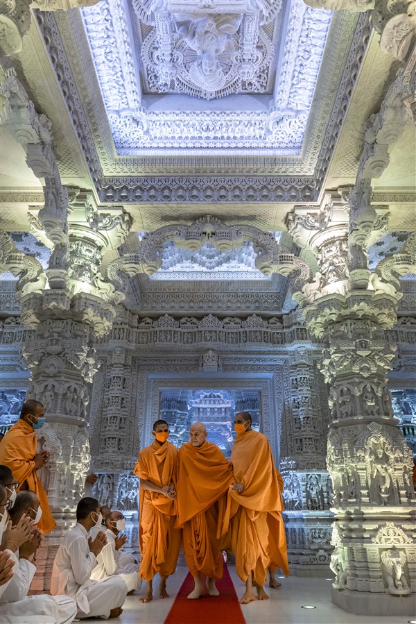 Swamishri acknowledges swamis and sadhaks