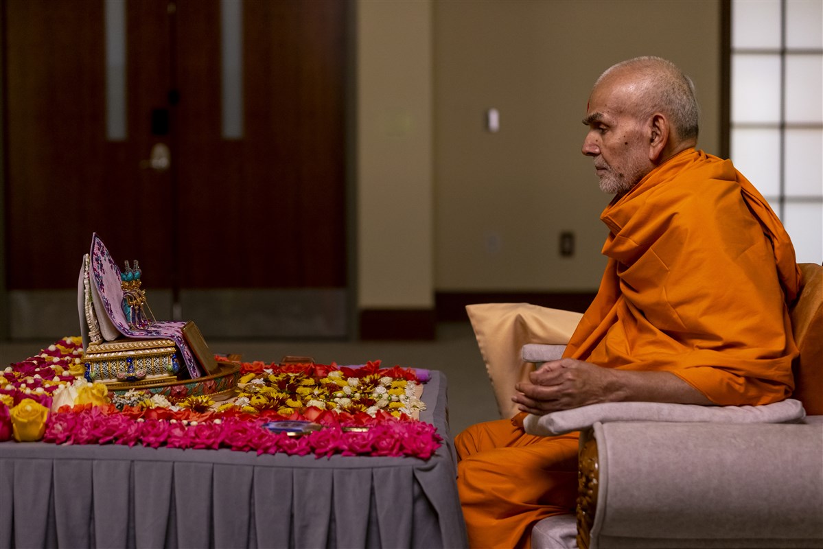 Swamishri deeply engaged in puja