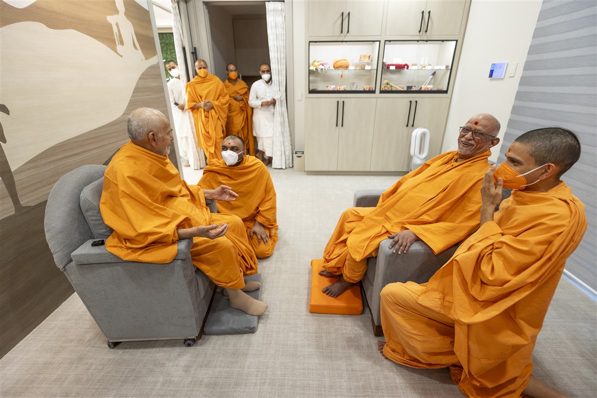Swamishri in conversation with Sadguru Pujya Swayamprakashdas Swami (Doctor Swami)