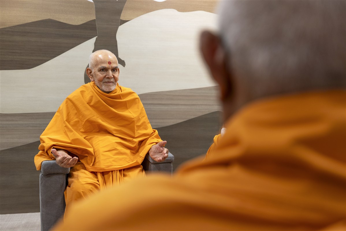 Swamishri in conversation with Sadguru Pujya Swayamprakashdas Swami