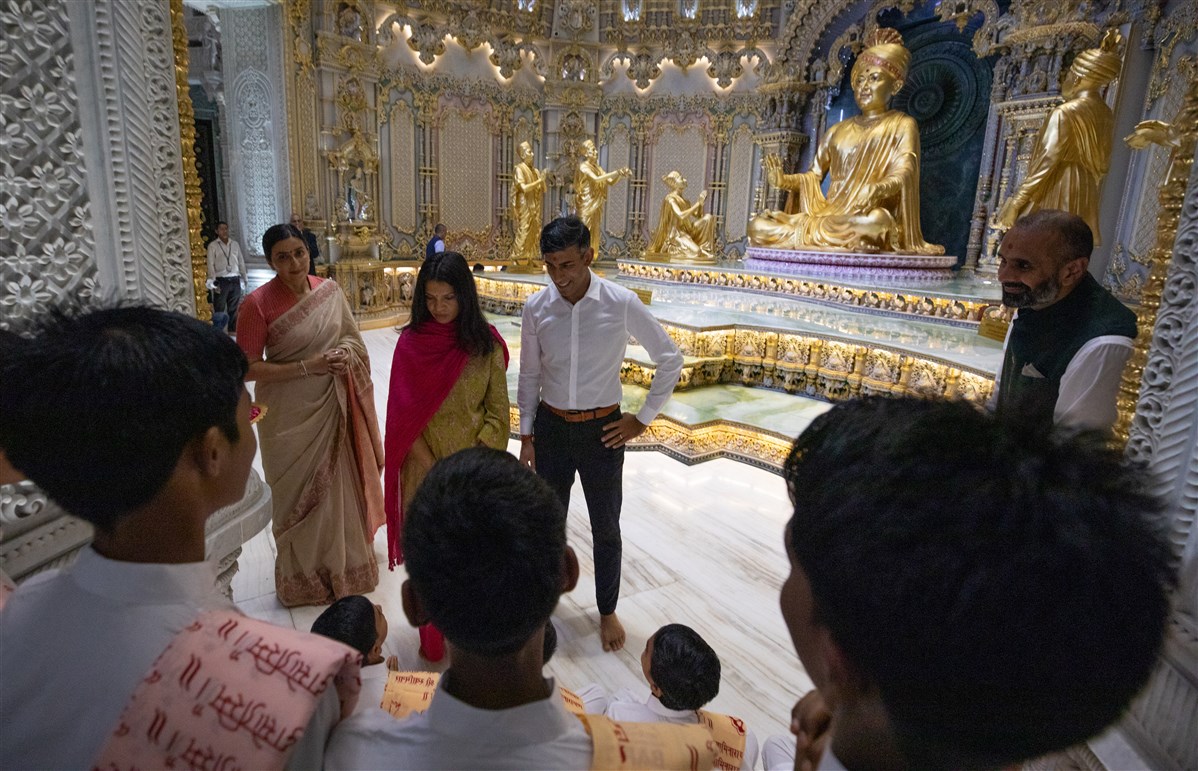 Mr Sunak and Mrs Murty interact with the children who sang the Sanskrit shlokas