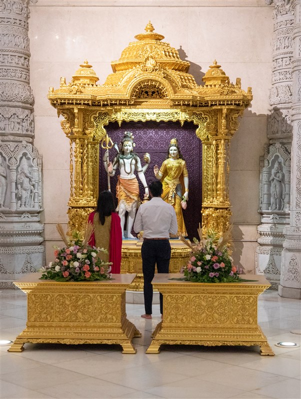 Prime Minister Sunak and Mrs Murty Shri offer their prayers to Shri Shankar Bhagwan and Parvatiji