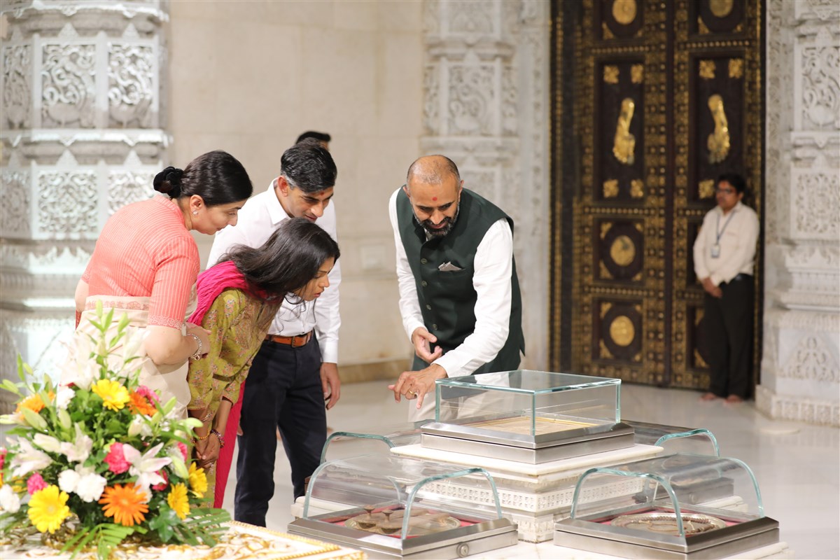 Mr Sunak and Mrs Murty observe the historical holy relics housed within the Akshardham Mandir