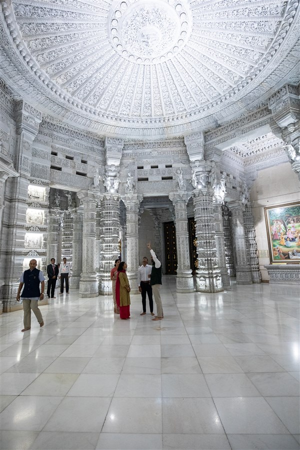 Mr Sunak and Mrs Murty observe the interior architecture
