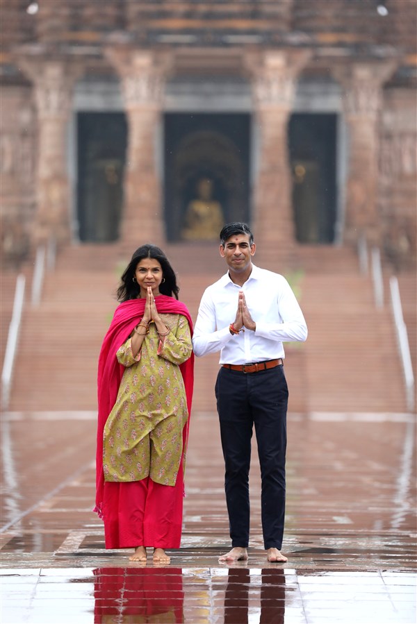 Mr Sunak and Mrs Murty outside Swaminarayan Akshardham