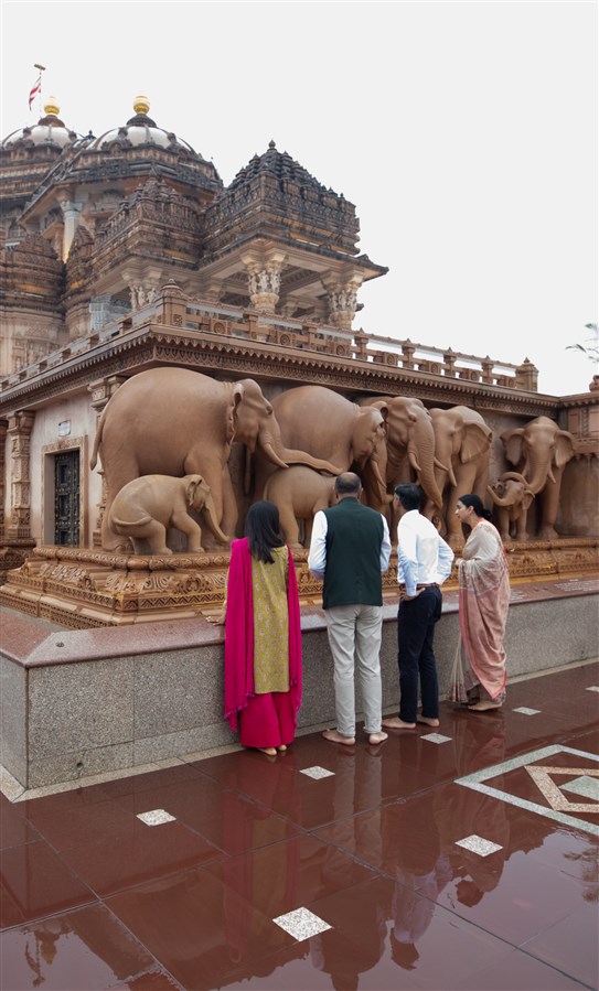 The Prime Minister and his wife observe the detailed elephant carvings outside Akshardham Mandir