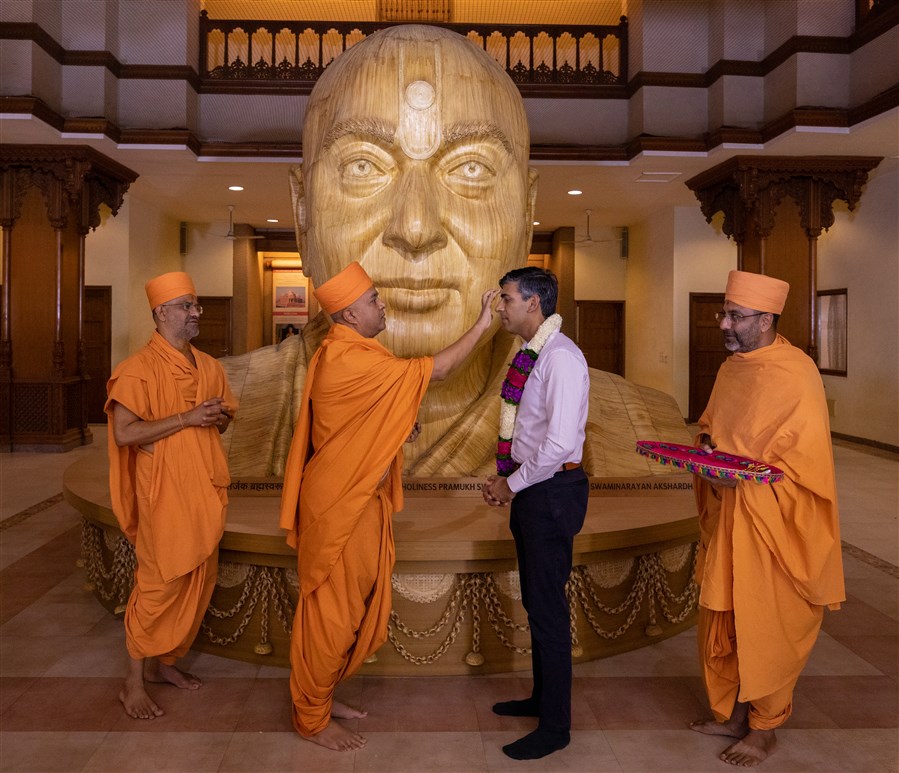 Swamis welcome British Prime Minister Rishi Sunak to Swaminarayan Akshardham