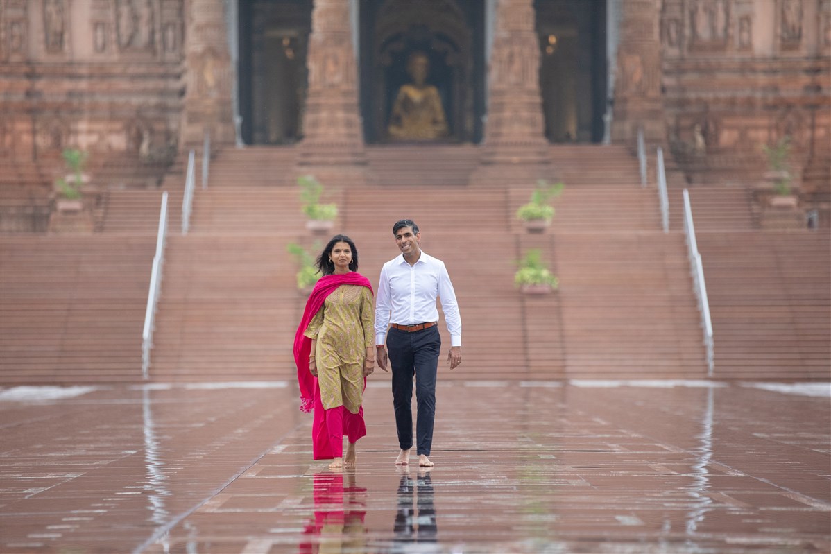 Mr Sunak and Mrs Murty make their way following darshan at Swaminarayan Akshardham