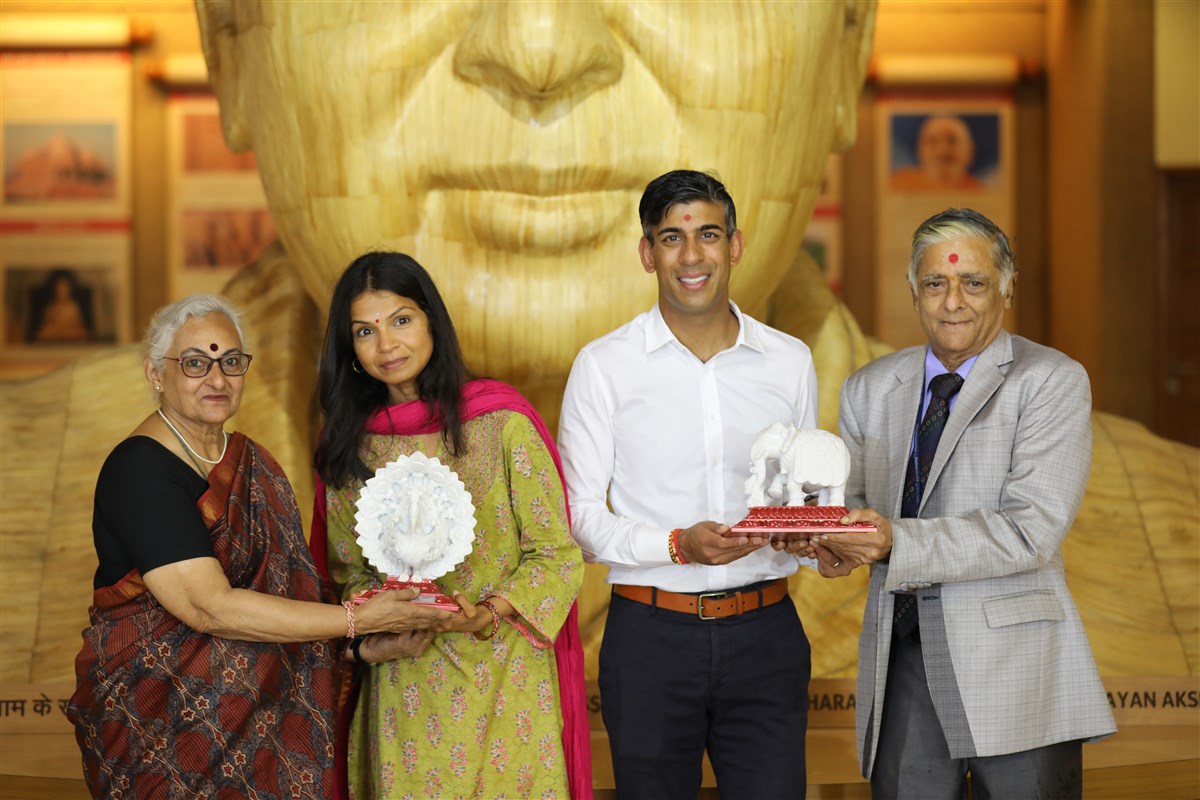 Volunteers present mementoes to Mr Sunak and Mrs Murty as a gesture of goodwill following their visit