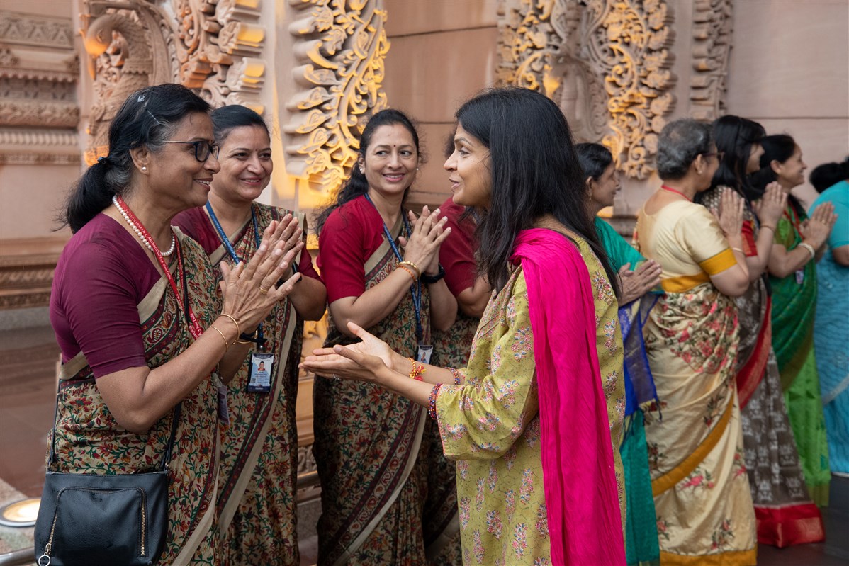 Before departing from Swaminarayan Akshardham, Mrs Murty took time to meet some of the many volunteers