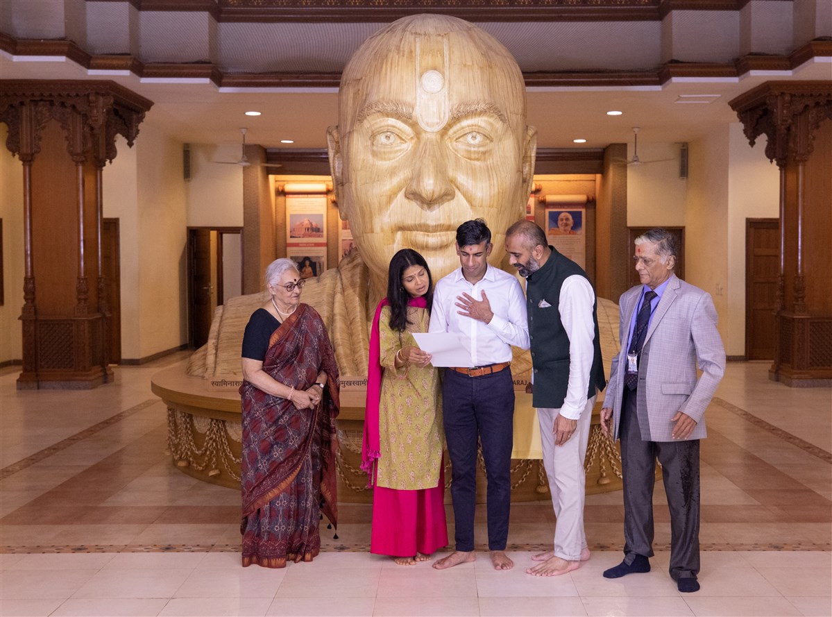 Volunteers relayed a special message on behalf of His Holiness Mahant Swami Maharaj, who had extended his personal wishes and prayers for the Prime Minister and the other delegates