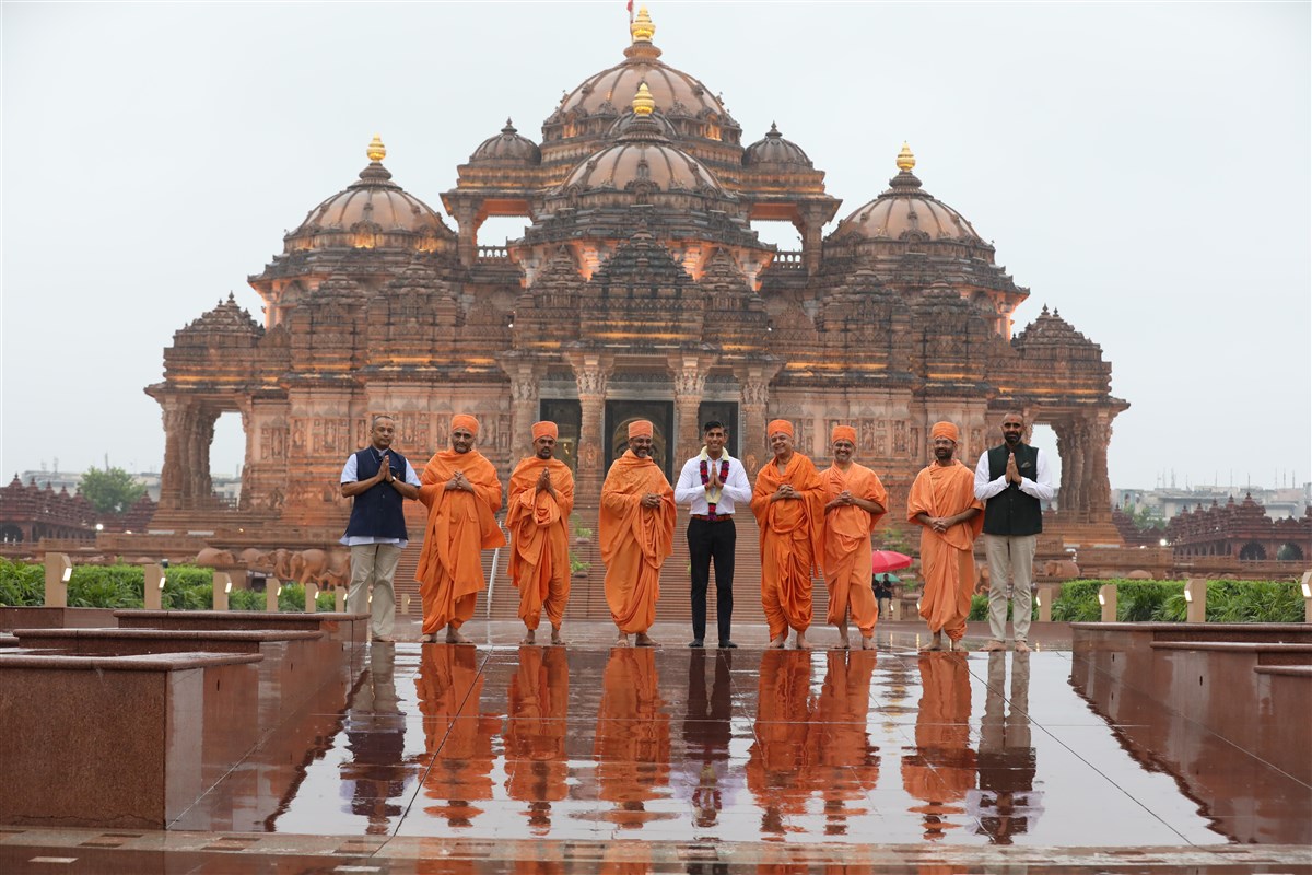 Swamis, Sanjaybhai Kara and Riteshbhai Gadhia stand with the Prime Minister in front of Swaminarayan Akshardham
