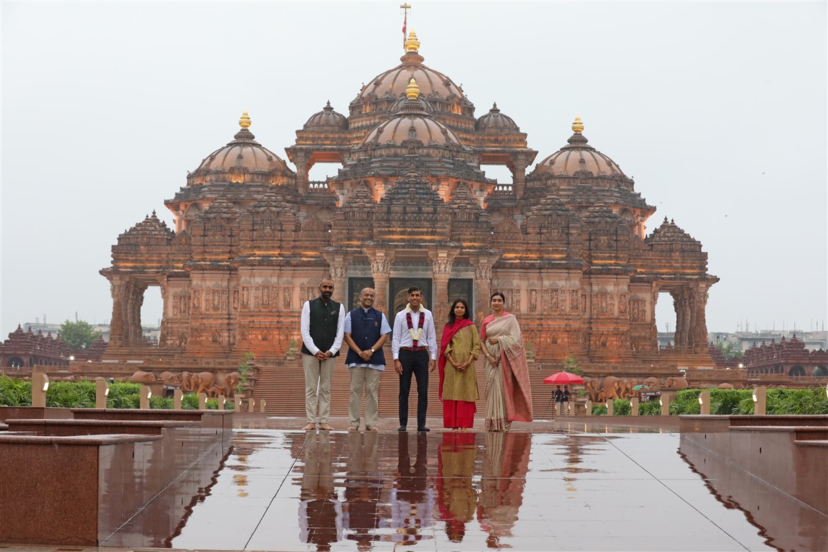 Prime Minister Sunak, Mrs Murty and volunteers in front of Akshardham Mandir