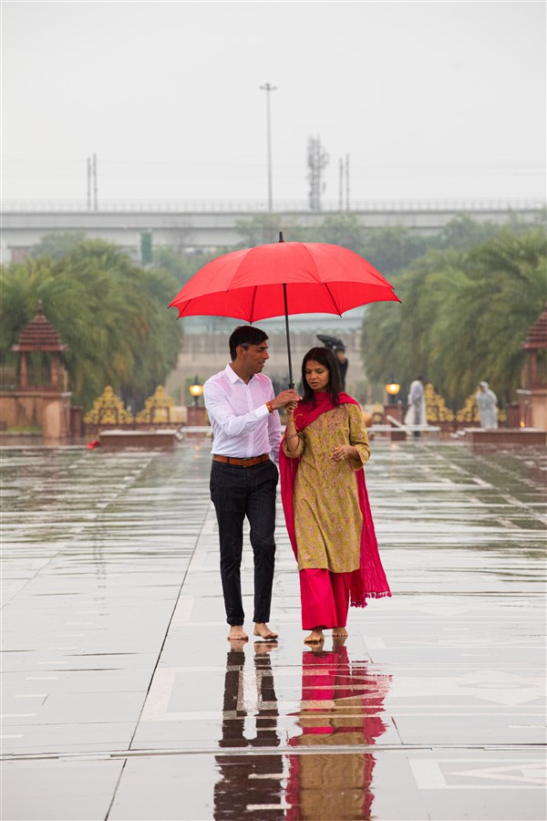 Mr Sunak and Mrs Murty make their way towards Akshardham Mandir