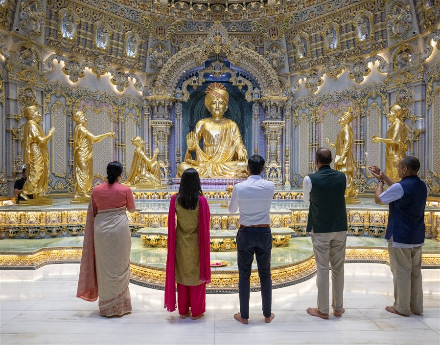 Prime Minster Sunak and his wife offer prayers in front of the murtis of Bhagwan Swaminarayan and the Guru Parampara