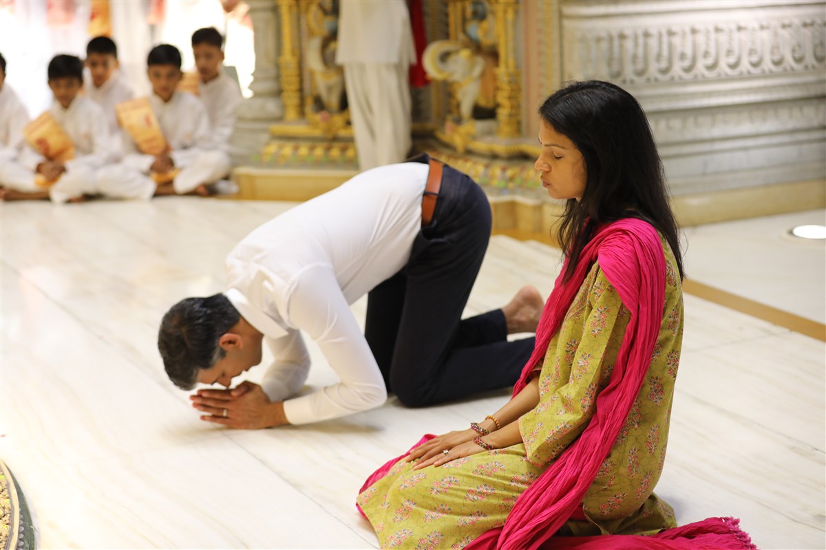 Following the arti, Mr Sunak and Mrs Murty reverently bow down to the murtis