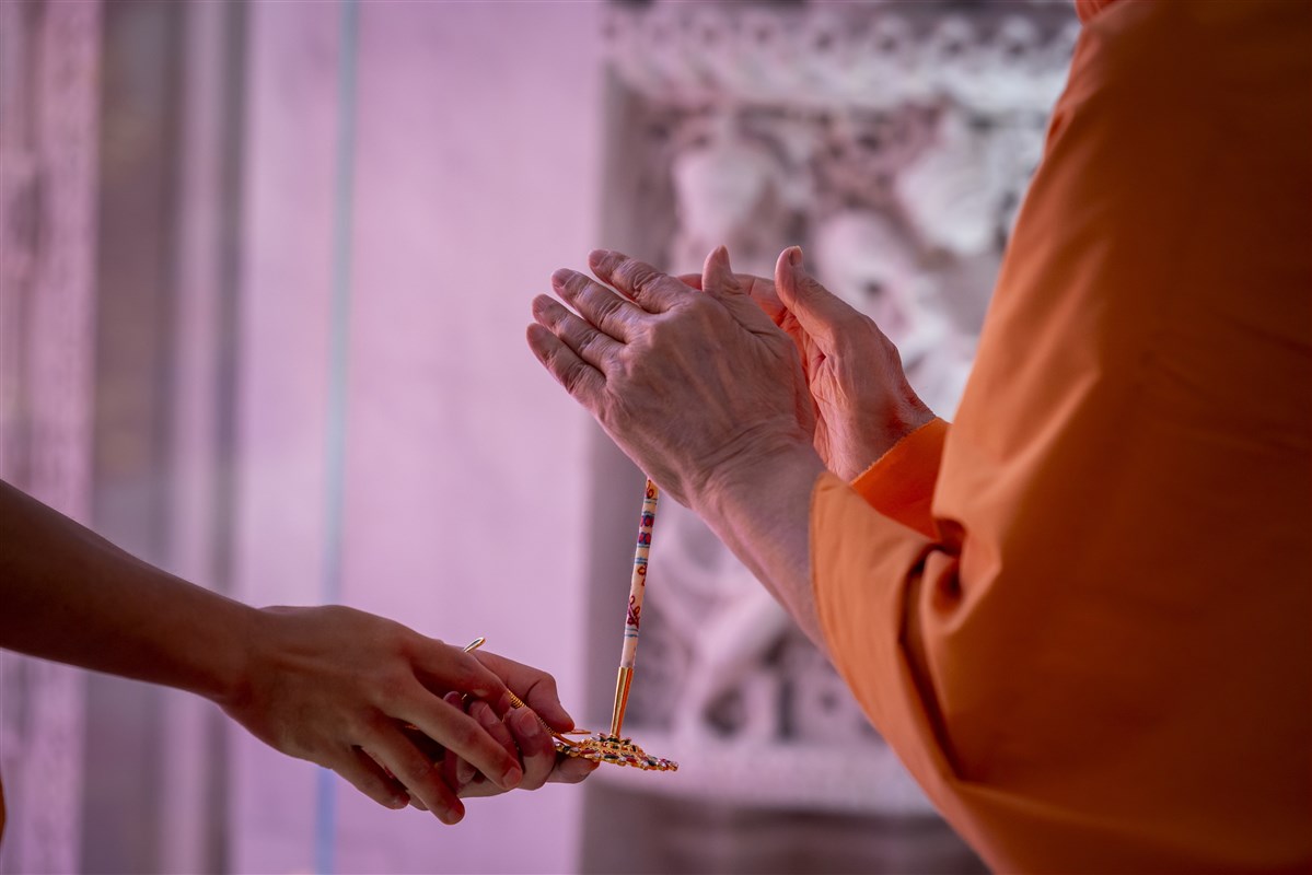 Swamishri accepts the arti blessings