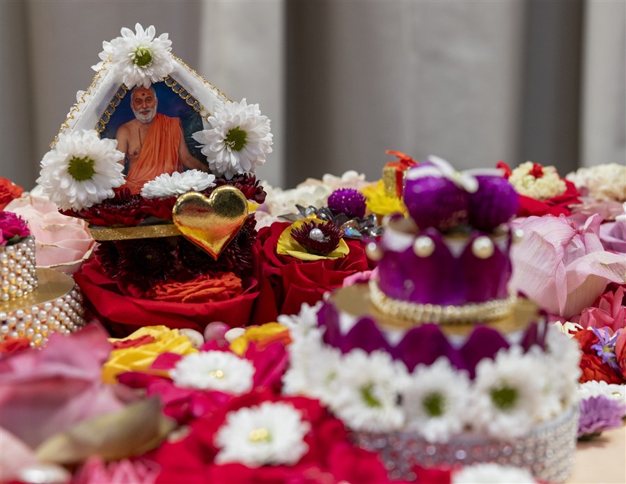 Pramukh Swami Maharaj's photo adorned with flowers in Swamishri's puja